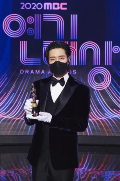 パク・ヘジンがデビュー14年で初めて「2020 MBC演技大賞」で大賞受賞！